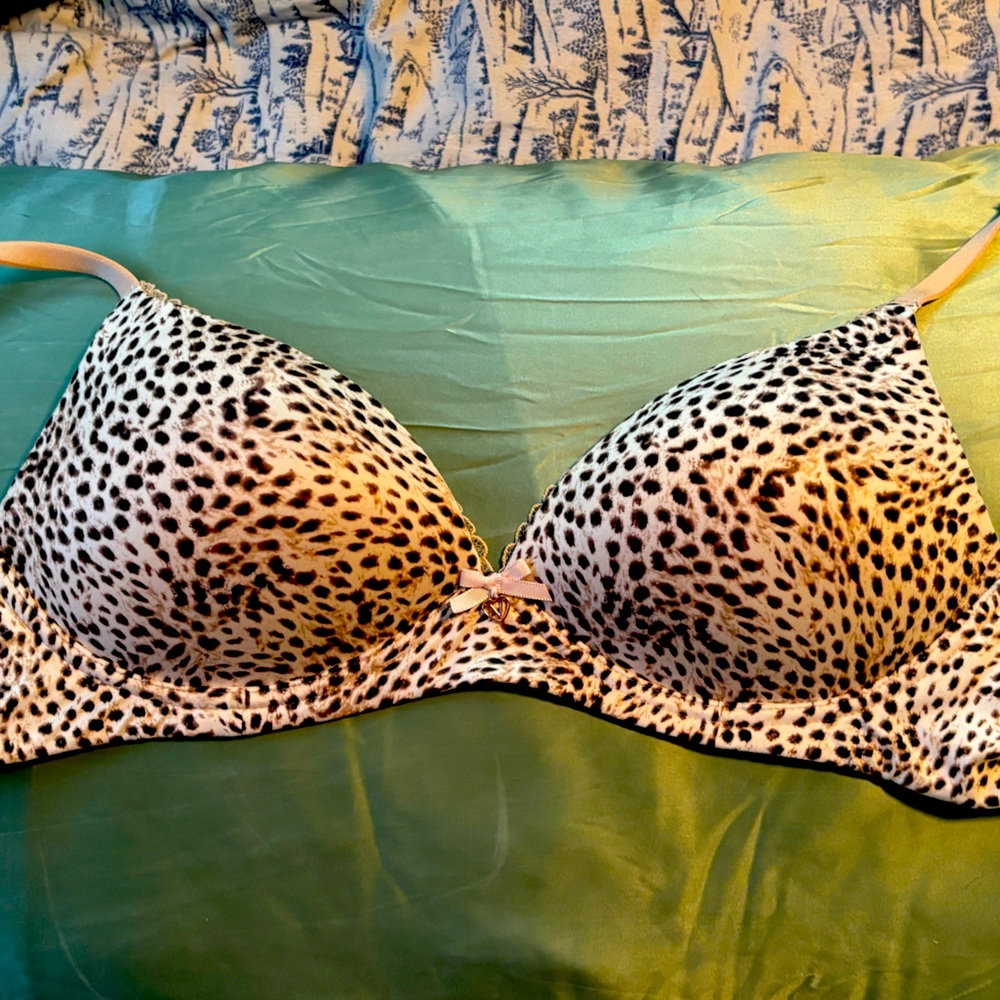Victoria’s Secret Body by Victoria Lightly Lined  Wireless Bra. Size 36A.